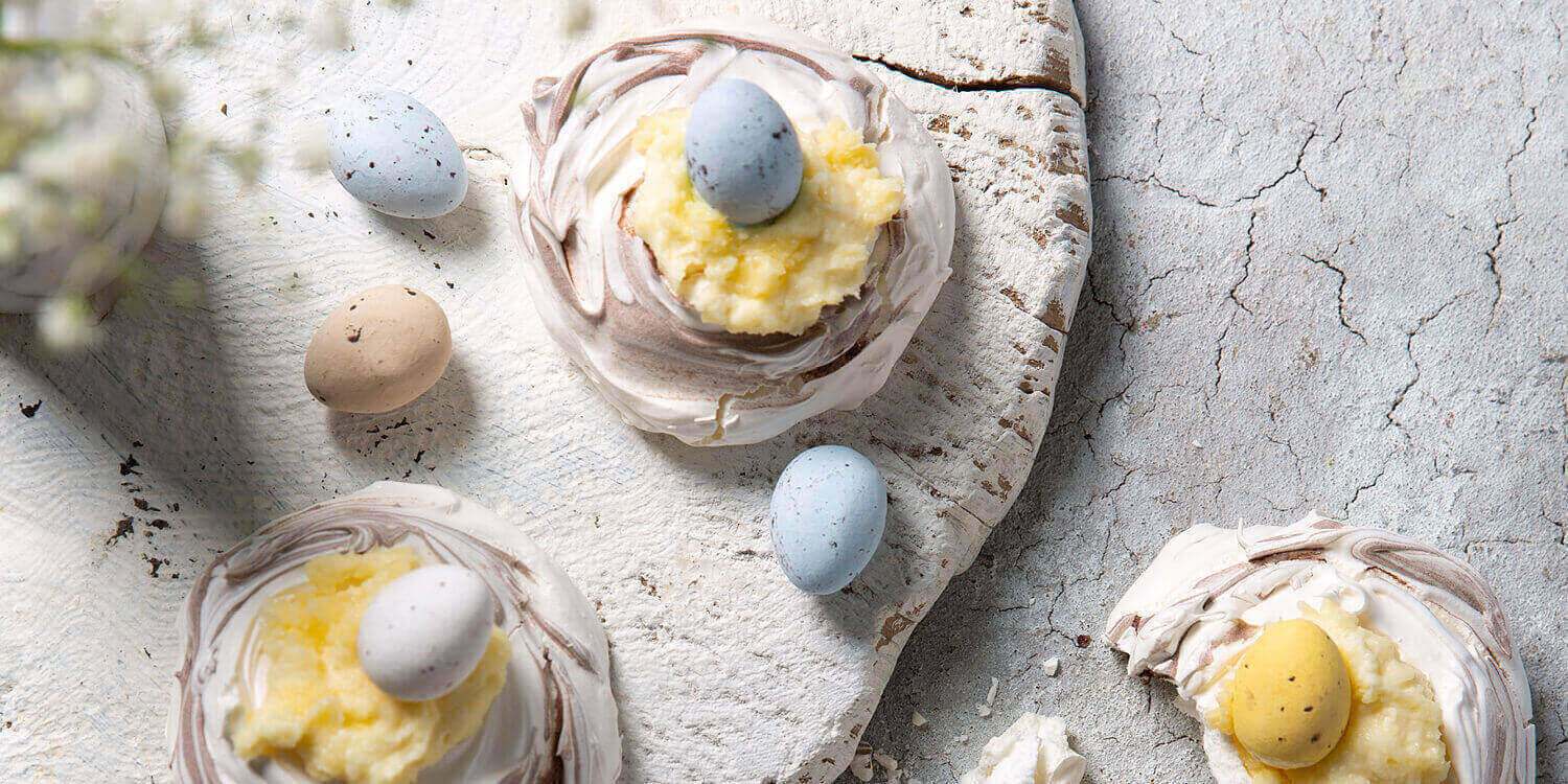 Nestjes van meringue en room met witte chocolade